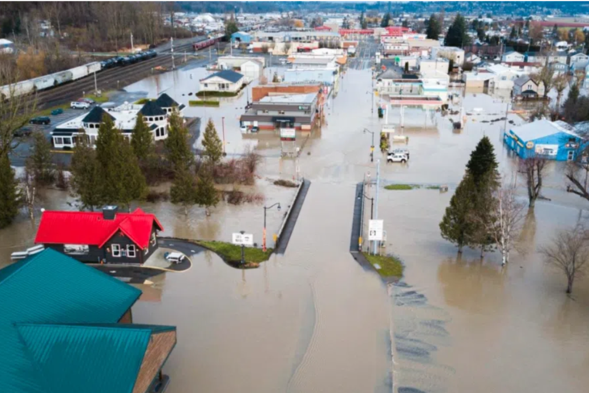 During the Sumas flood, a Get Simple Box storage container became a lifeline, keeping families’ belongings safe and supporting emergency response efforts